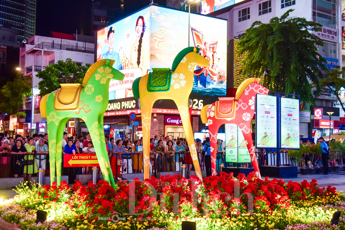 Mãn nhãn đêm khai mạc Đường hoa Bính Ngọ: Linh vật hòa quyện cùng nghìn hoa khoe sắc - 8