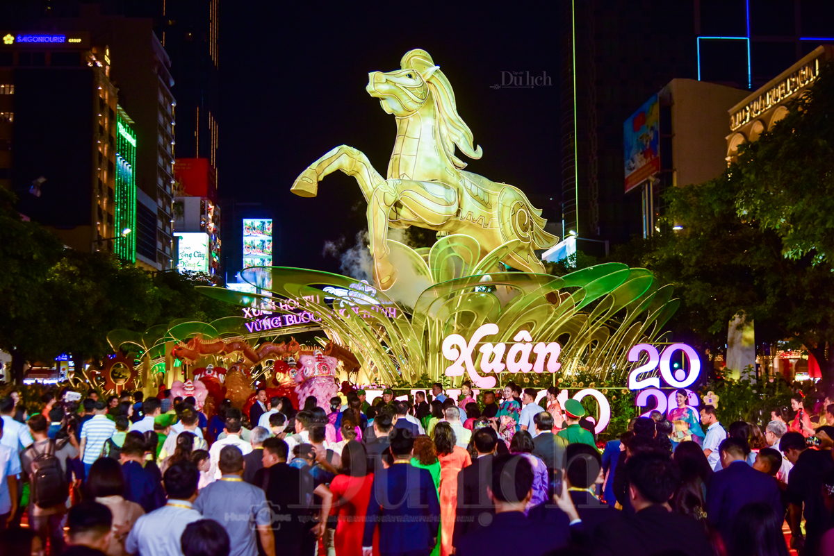 Mãn nhãn đêm khai mạc Đường hoa Bính Ngọ: Linh vật hòa quyện cùng nghìn hoa khoe sắc - 12