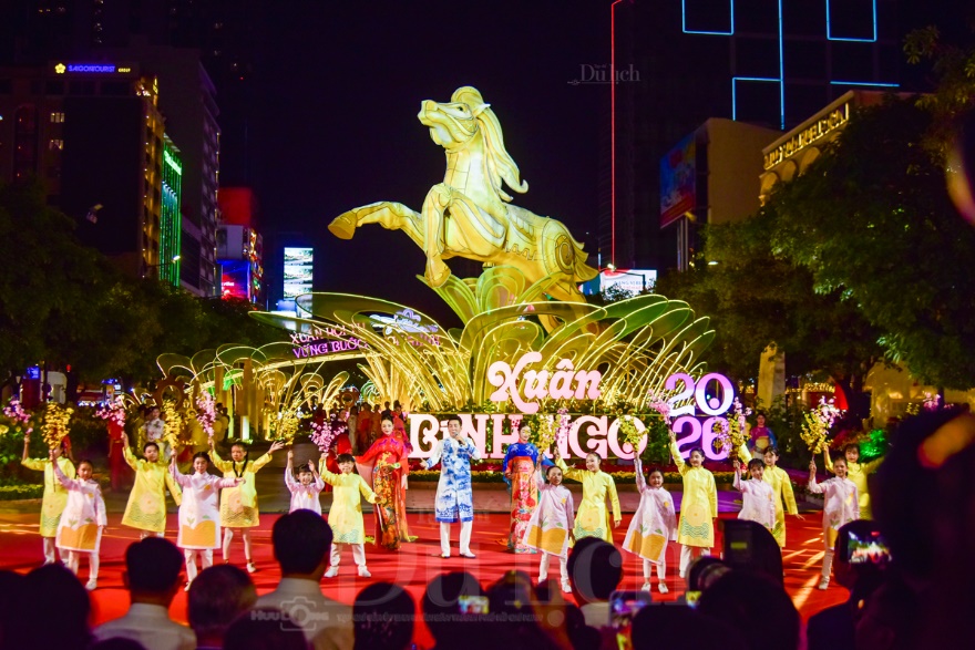 Mãn nhãn đêm khai mạc Đường hoa Bính Ngọ: Linh vật hòa quyện cùng nghìn hoa khoe sắc - 2